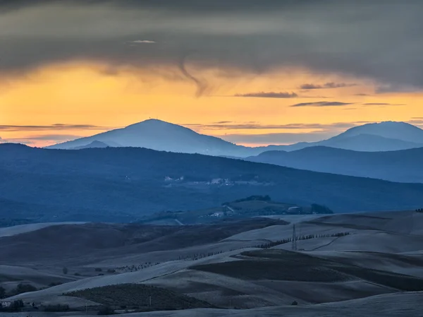 Aussichtsreicher Sonnenuntergang mit Tal und Gebirgskette — Stockfoto