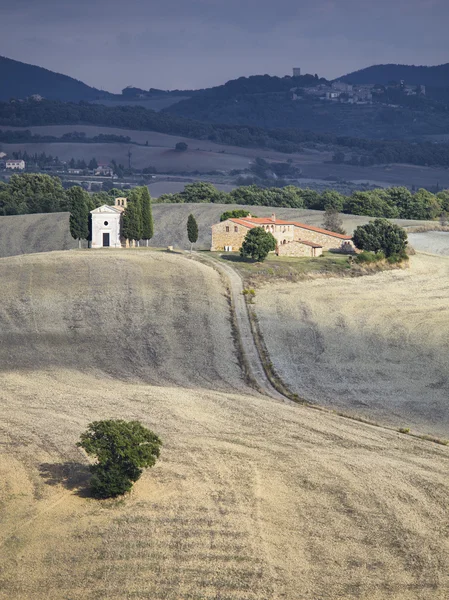 Widok na pasmo górskie Toskania i pola — Zdjęcie stockowe