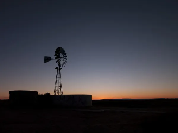 Solnedgången bakom en väderkvarn — Stockfoto