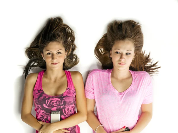 Portrét dospívající dívky leží na zádech s mobil — Stock fotografie