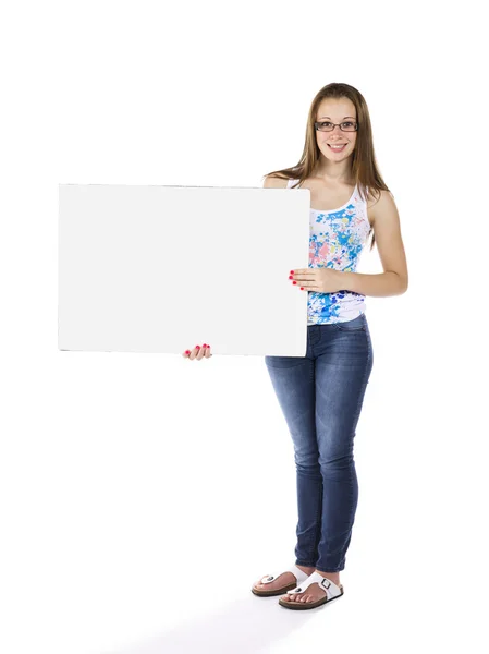 Lächelndes Teenager-Mädchen, das eine leere Plakatwand zeigt — Stockfoto