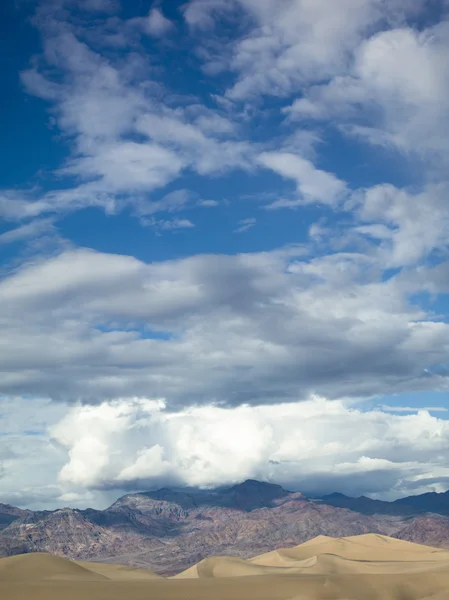 Montagne di sabbia e cielo — Foto Stock