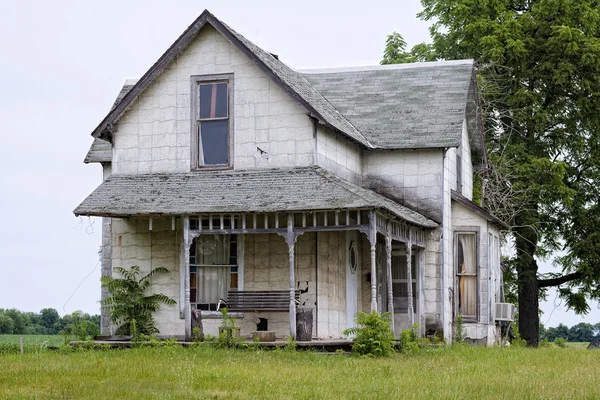 Старий будинок з гойдалки — стокове фото