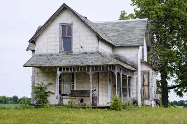 Altes Haus mit Schaukel — Stockfoto