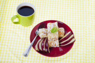 elmalı turta ve kahve bir fincan