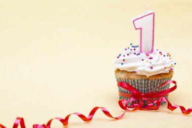 1 numaralı mum ve kırmızı flama cupcake bardak kadar yakın