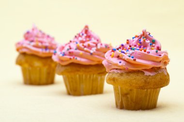 çilek sosu ile cupcakes