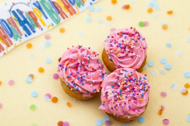 Çilekli Top kek ile sprinkles ve Icin yüksek açı bakış