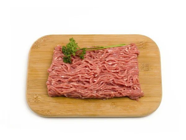Carne de res molida cruda en el tablero de corte —  Fotos de Stock