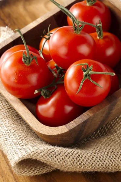 Een kom van rode tomaten — Stockfoto