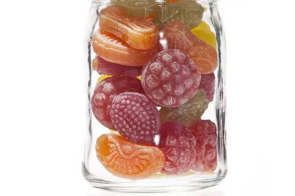 Ein Glas mit Fruchtbonbons — Stockfoto