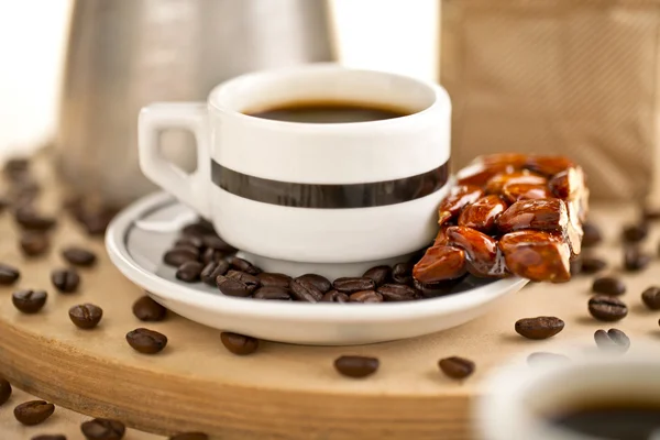 Schwarzer Kaffee und Mandelriegel — Stockfoto