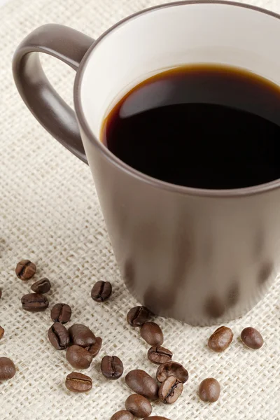 Café negro con granos de café — Foto de Stock