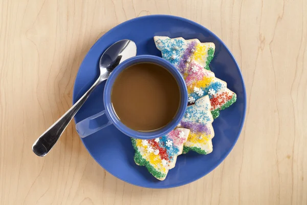 Plato azul sobre la mesa con café y galletas — Foto de Stock