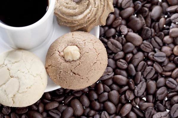 Kaffee und verschiedene Kekse in einem weißen Teller aufbrühen — Stockfoto