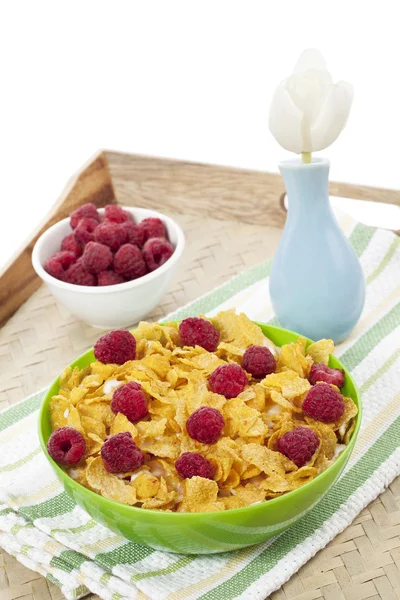 Cereales con frutas al lado de una bandeja de madera — Foto de Stock