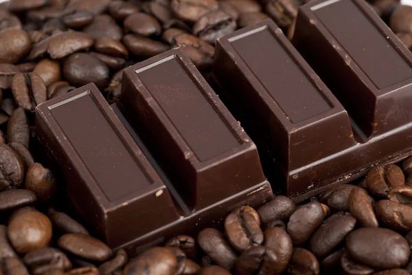 Chocolate bar with coffee beans — Stock Photo, Image