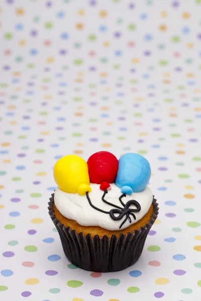 Close up image of cupcake decorated with colorful balloons — Stock Photo, Image
