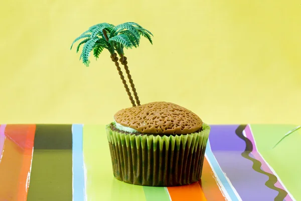 Imagen de cerca de cupcake con cocotero juguete en miniatura — Foto de Stock