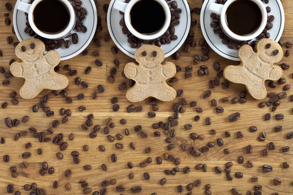 Närbild på cup kaffebönor och pepparkakor — Stockfoto