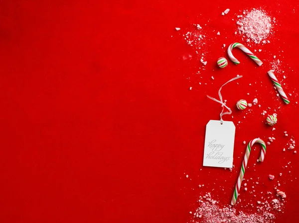 Primer plano tiro de bastones de caramelo y felices fiestas etiqueta —  Fotos de Stock