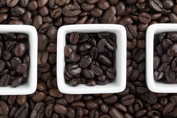 커피 컵와 콩을 가까이 — 스톡 사진