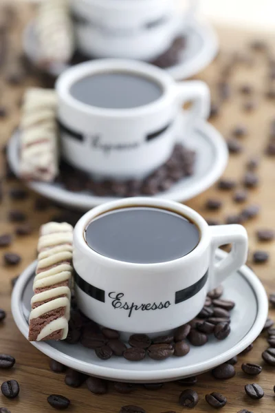 Gros plan des tasses à café avec des haricots et des biscuits — Photo