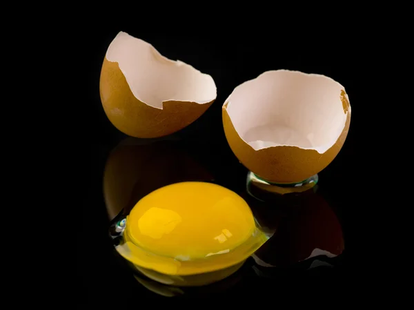 Kırık yumurtanın yakın görüntüsü — Stok fotoğraf