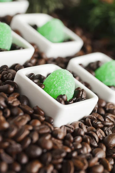 Granos de café en un plato — Foto de Stock