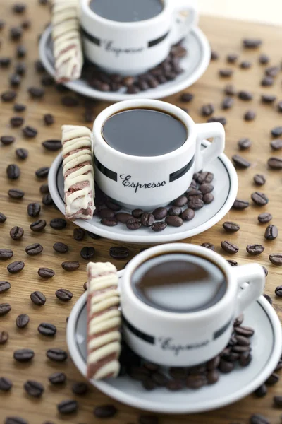 一杯咖啡的咖啡豆和 cookie 薯条 — 图库照片