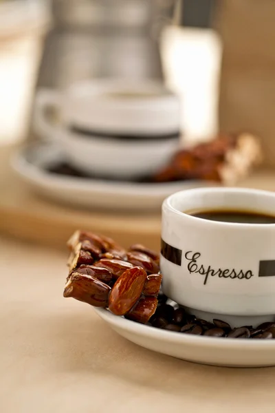 Café en una taza blanca con almendra en el lado — Foto de Stock