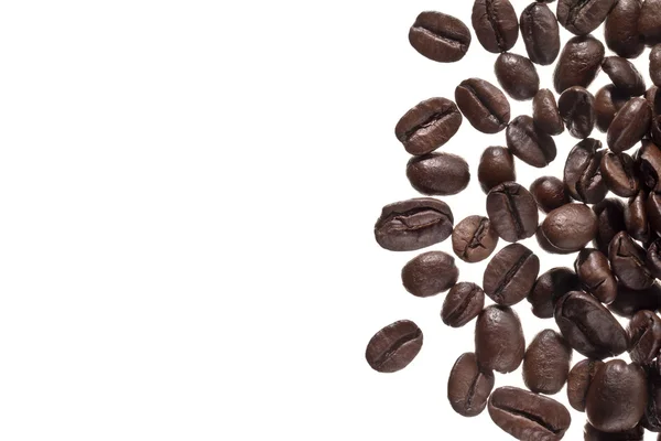 Семена кофе на белом фоне — стоковое фото