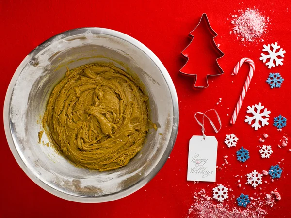Kochutensilien mit weihnachtlichen Objekten auf roter Oberfläche — Stockfoto