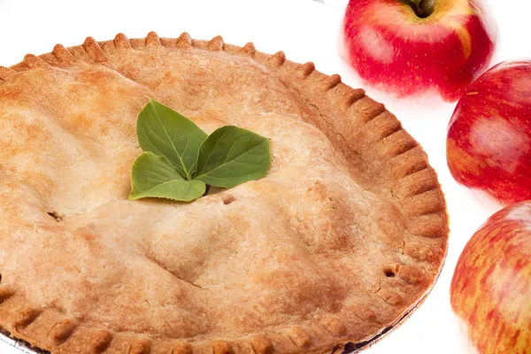 Cropped image of an apple pie with apples on the side — Stock Photo, Image
