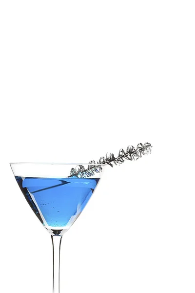 Bijgesneden afbeelding van blauwe drank met streamer in martini — Stockfoto