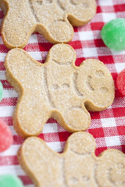 Bijgesneden afbeelding van peperkoek snoepjes gerangschikt over rode geruit — Stockfoto