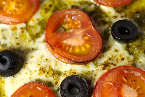 Abgeschnittenes Bild von geschmolzener Pizza — Stockfoto