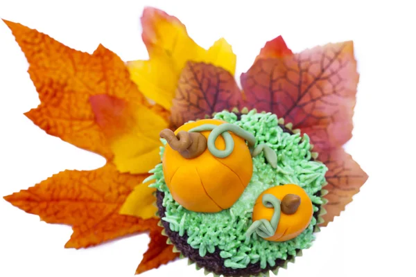 Cupcake décoré de citrouille miniature et feuilles d'automne — Photo