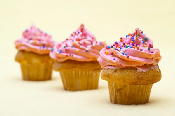 Cupcakes with strawberry icing — Stock Photo, Image