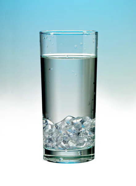 Vaso de agua con hielo — Foto de Stock