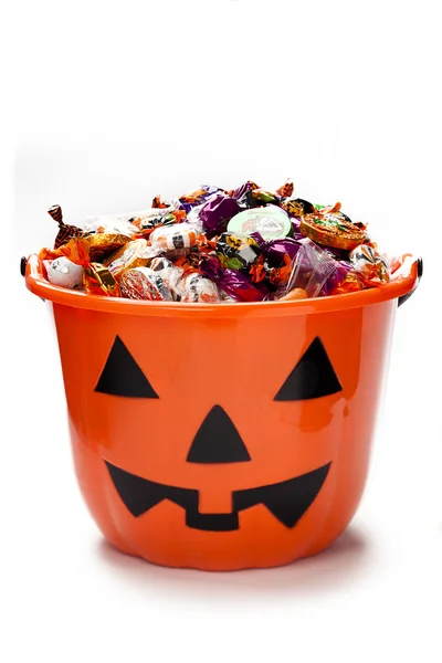 Secchio di Halloween con caramelle — Foto Stock