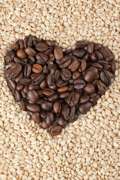 Srdce tvar kávová zrna s obilovinami — Stock fotografie