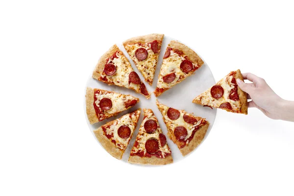 Lidská ruka výdeje feferonkami pizza — Stock fotografie