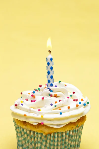 Imagem de um cupcake com vela — Fotografia de Stock