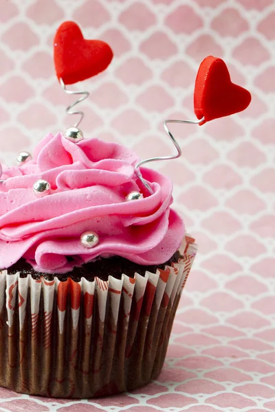 Bild eines Erdbeer-Cupcake mit Herzformen und Metallperlen — Stockfoto