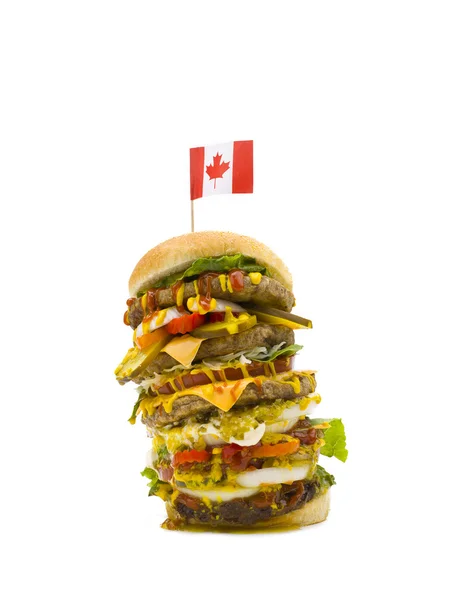 Burger inclinado com bandeira canadense — Fotografia de Stock