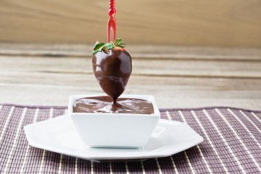 çikolata üzerinde çilek sosu