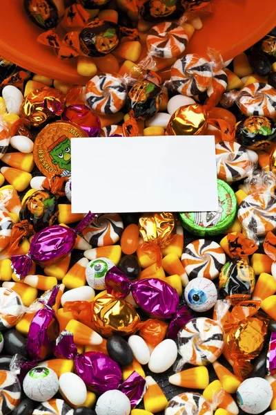 Cartel con caramelos de colores detrás de él — Foto de Stock