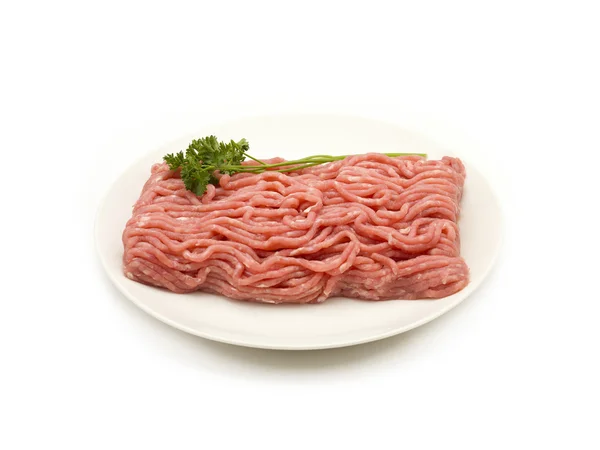 Ruwe gemalen rundvlees op een plaat — Stockfoto