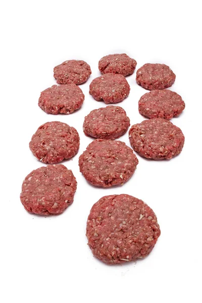 Rode gehakt vlees naast elkaar gerangschikt op witte achtergrond — Stockfoto
